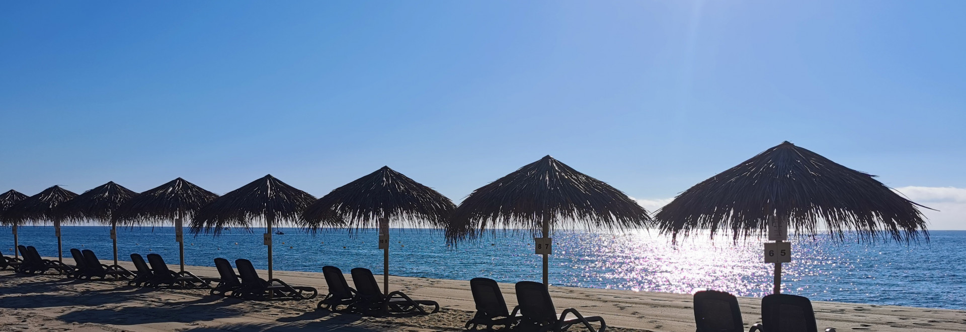 Liegestühle am Strand auf Korsika