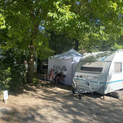 Große Stellplatzvermietung für Wohnwagen, Wohnmobil oder Zelt in der Charente Maritime in Frankreich