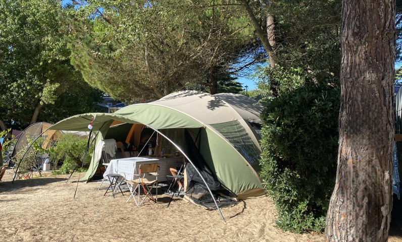 Wohnstellplatz von 140 m², ideal für einen Campingaufenthalt mit Ihrem Zelt und Ihrem Wohnwagen