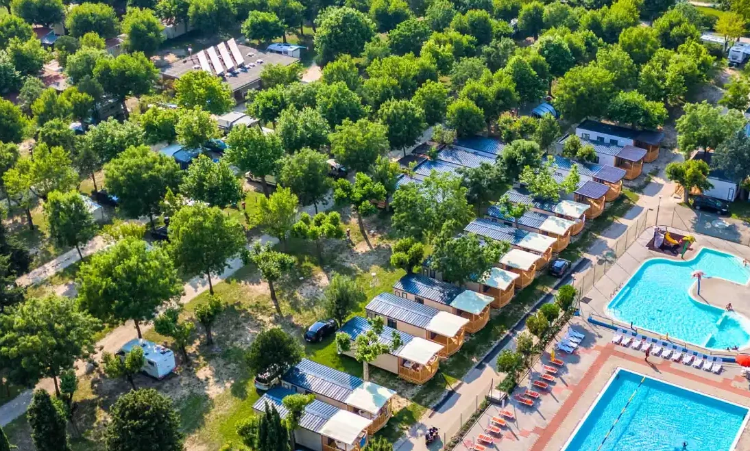 Campingplatz mit Pool und Strand am Gardasee