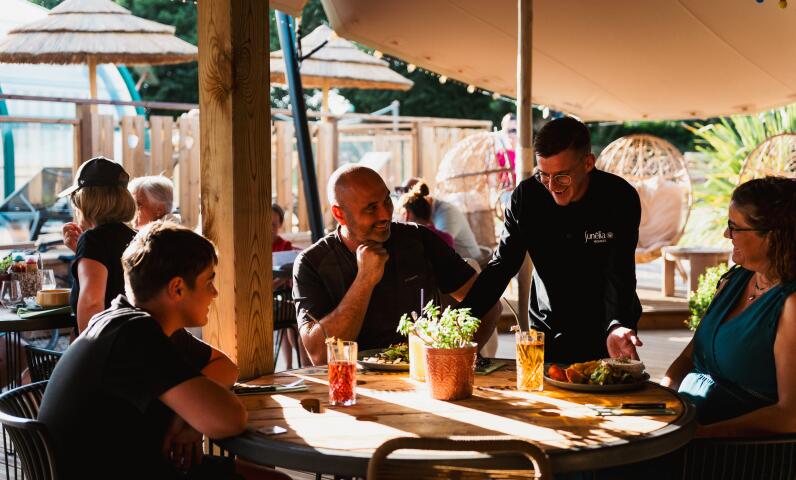 Terrasse des Restaurants des Campingplatzes mit geselligem Bereich