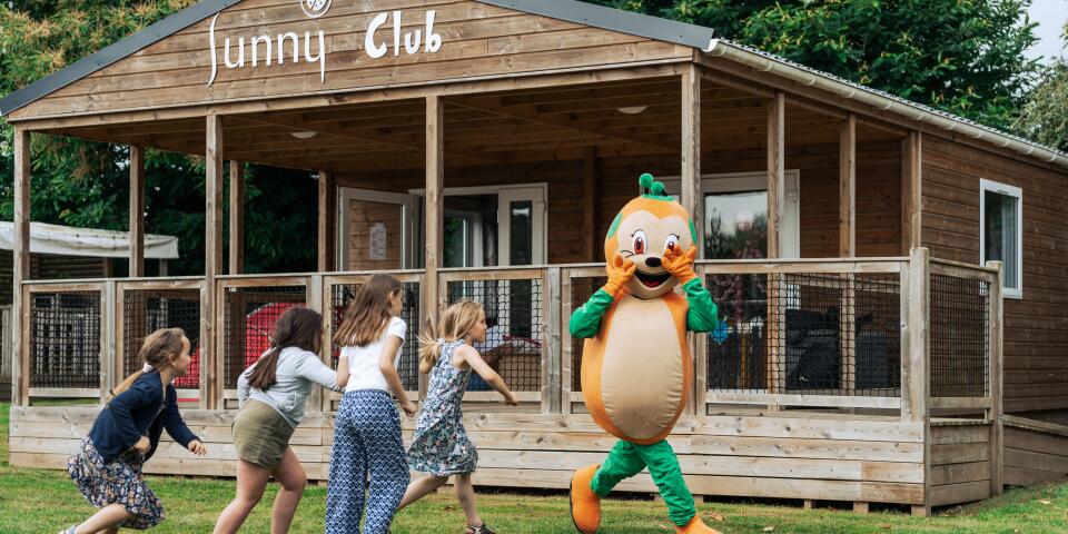 Kinder, die an einer betreuten Aktivität im Club des Campingplatzes teilnehmen