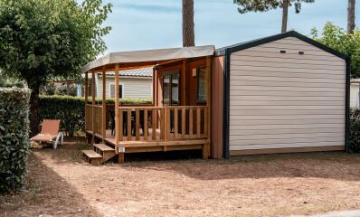 Mobilheim mit Terrasse auf einem Campingplatz auf der Insel Oléron