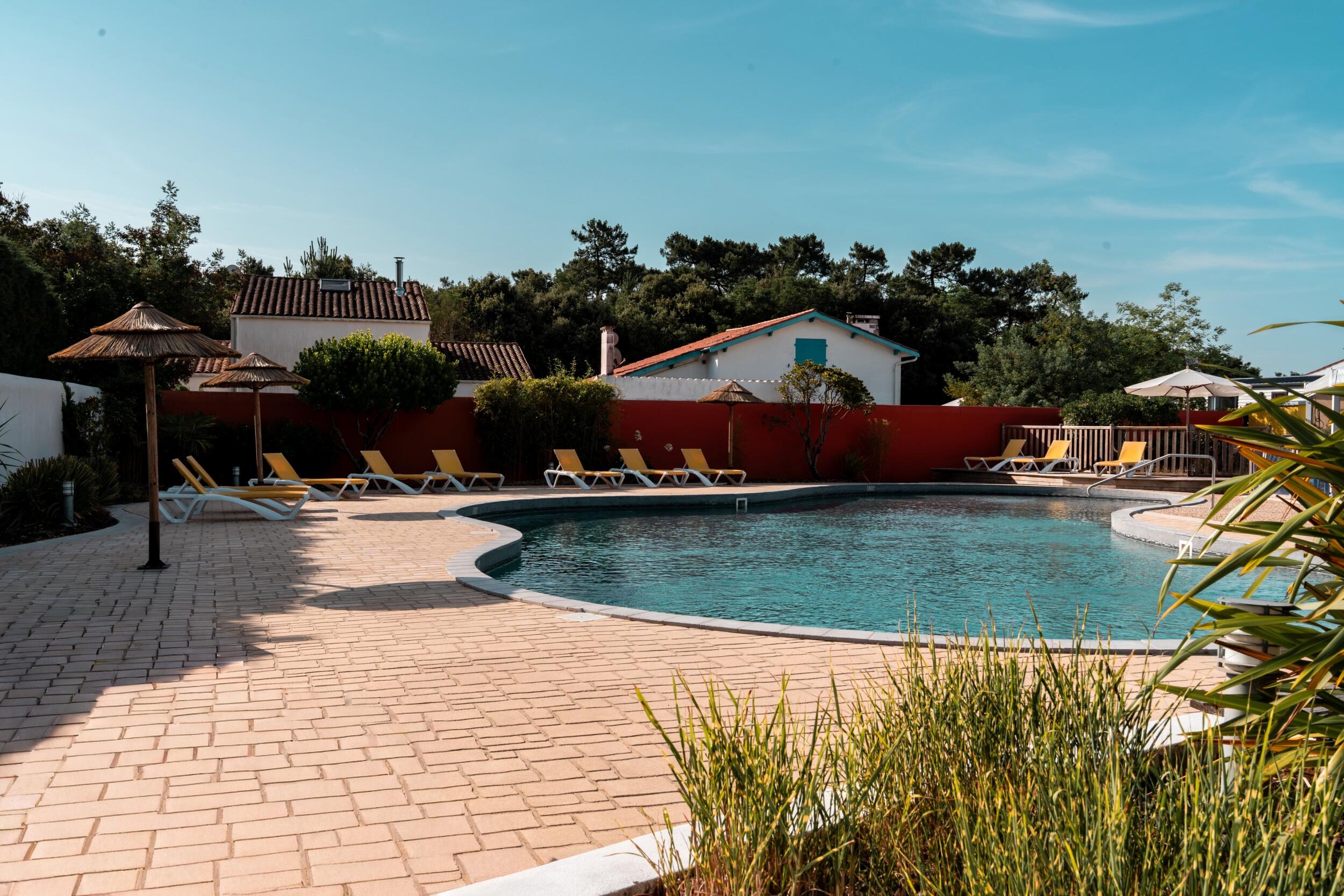 Außenpool mit Liegestühlen auf einem Campingplatz in Charente-Maritime