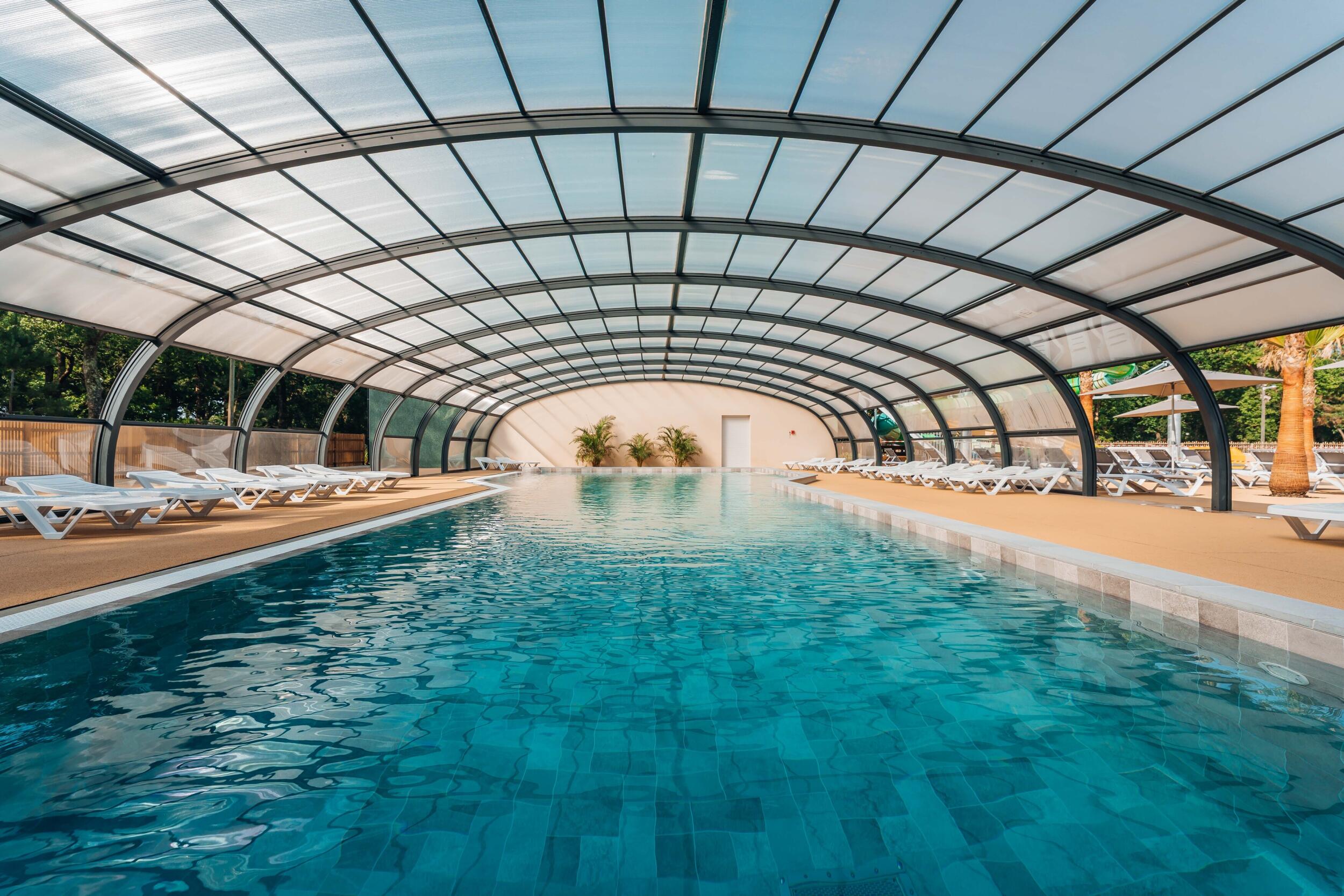 Überdachter Wasserpark mit beheiztem Pool und Badezonen