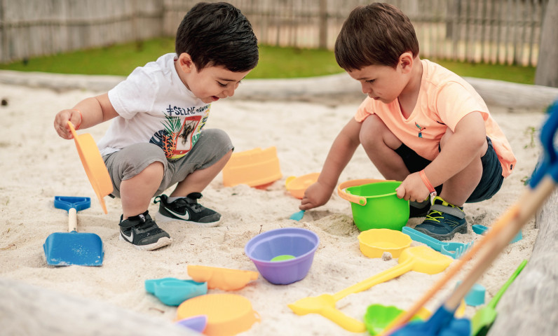 Kleinkindgerechter Spielplatz im Freien auf einem Campingplatz