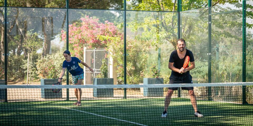 Tennismatch auf dem Campingplatz Sportturniere