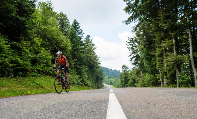 Radfahrer auf einer Bergstraße im Sommer
