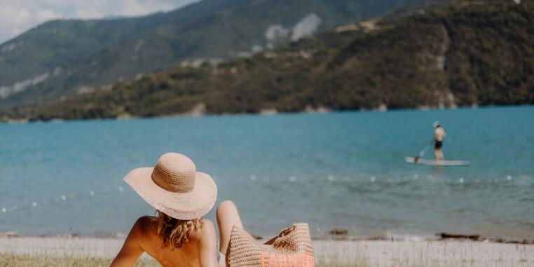 Blick auf einen Bergsee im Sommer