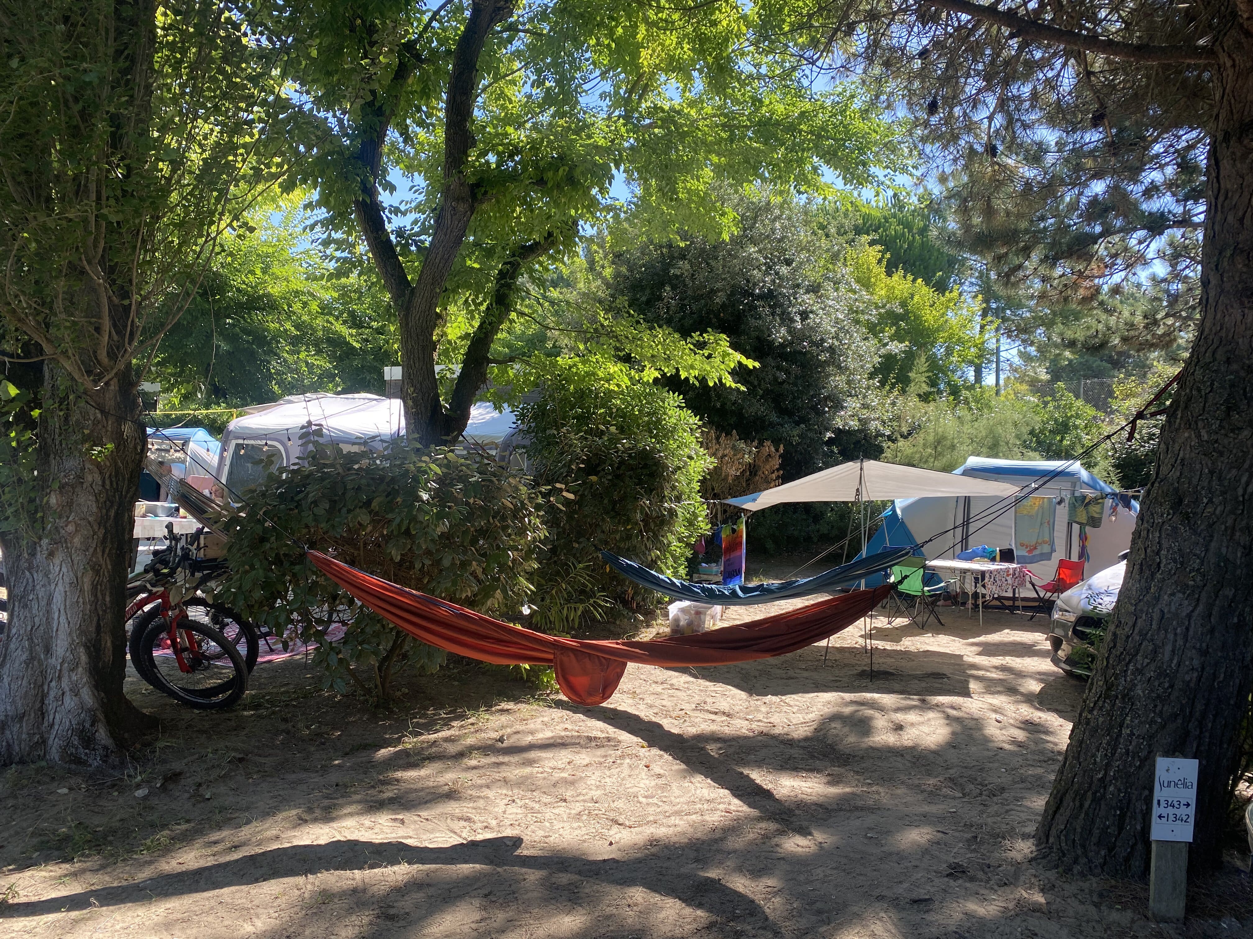Large space pitch for tent and caravan at the 5-star Sunêlia Interlude campsite-in-france