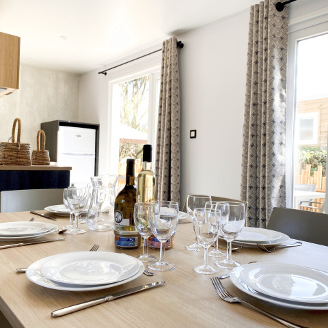 Dining table, family moments | Sunêlia Luxury 6 people | Mobile home rental Ile de Ré