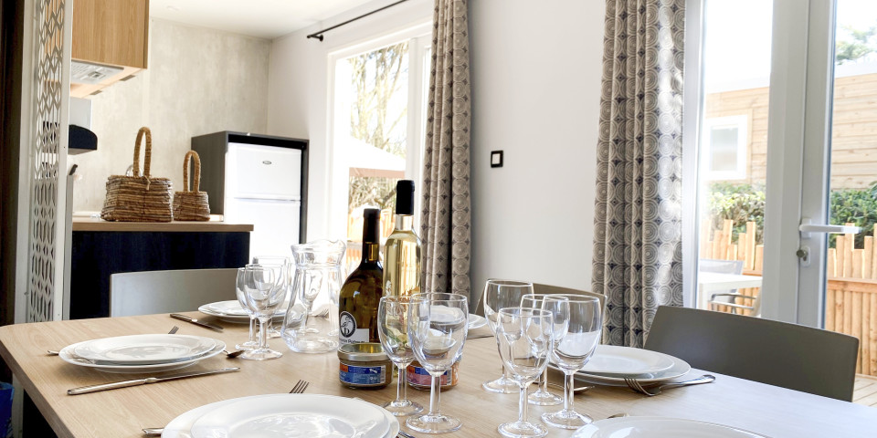 Dining table, family moments | Sunêlia Luxury 6 people | Mobile home rental Ile de Ré