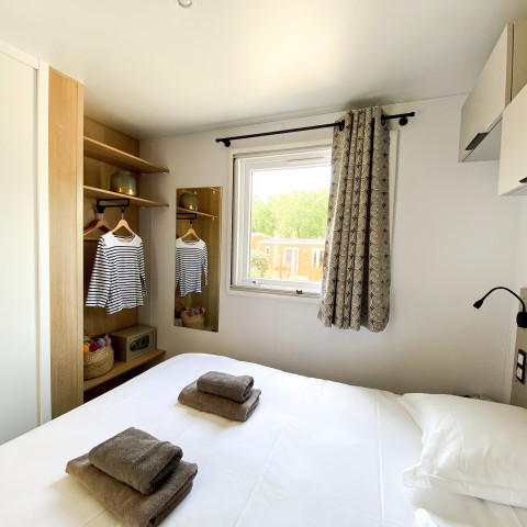 Spacious double bedroom | Sunêlia Luxury 6 people | Mobile home rental Ile de Ré