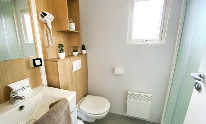 Bathroom | Sunêlia Luxury 6 people | Mobile home rental Ile de Ré