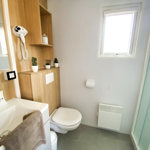 Bathroom | Sunêlia Luxury 6 people | Mobile home rental Ile de Ré