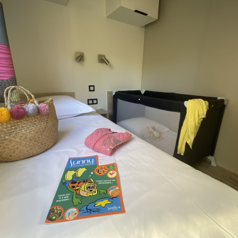 Children's room with baby bed | Sunêlia Prestige 6 people | Mobile home rental ile de re