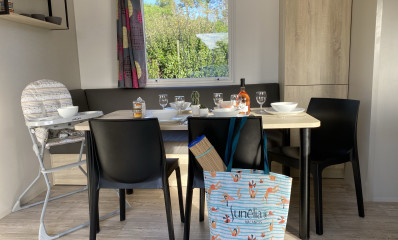 Dining area with baby chair | Sunêlia Prestige 6 people | Mobile home rental ile de re