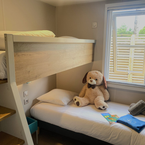 Bunk bed room, possibility of putting a baby bed | Sunêlia Luxury 6 people | Mobile home rental Ile de Ré