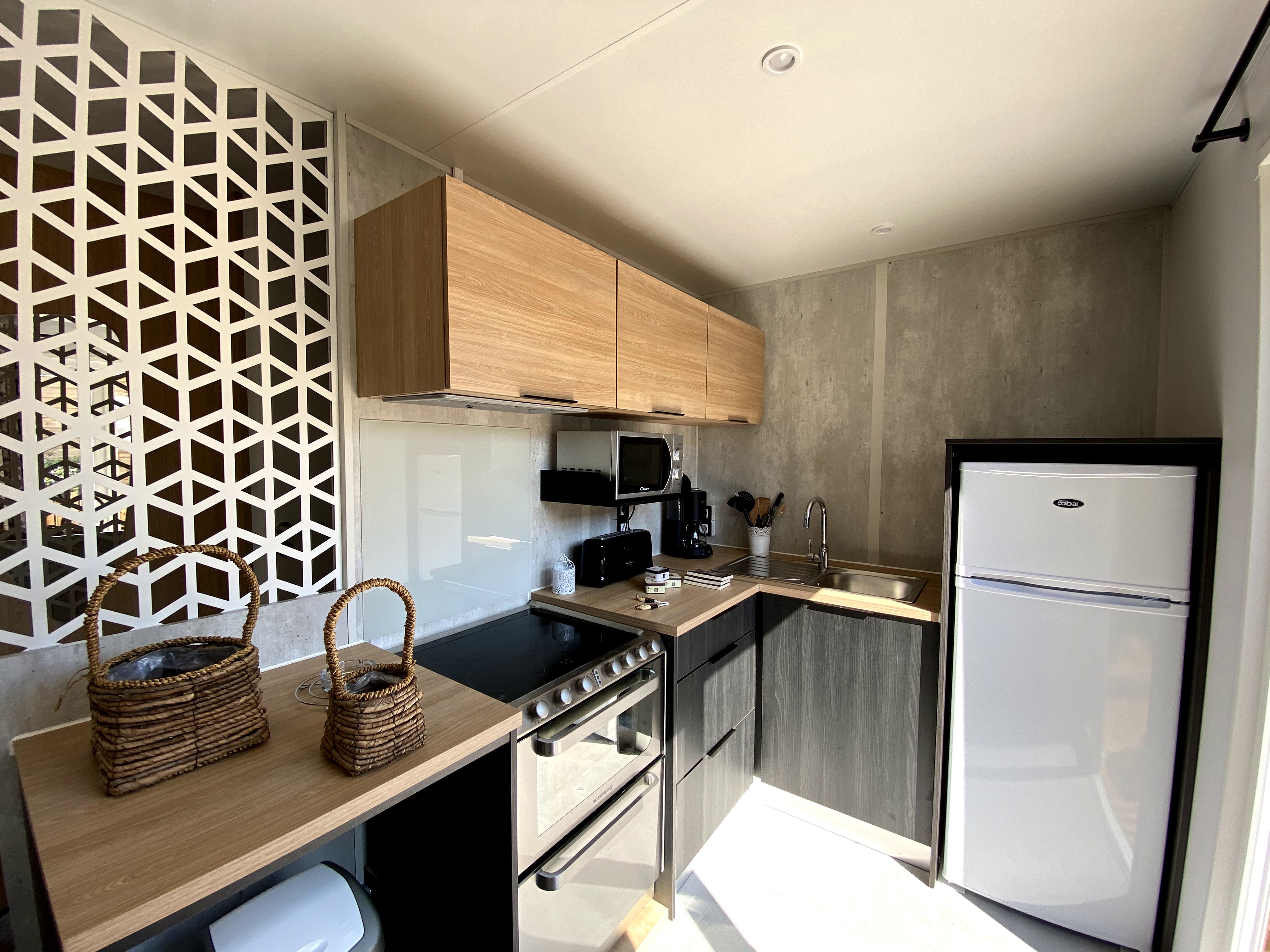 Fully equipped kitchen | Sunêlia Luxury 6 people | Mobile home rental Ile de Ré