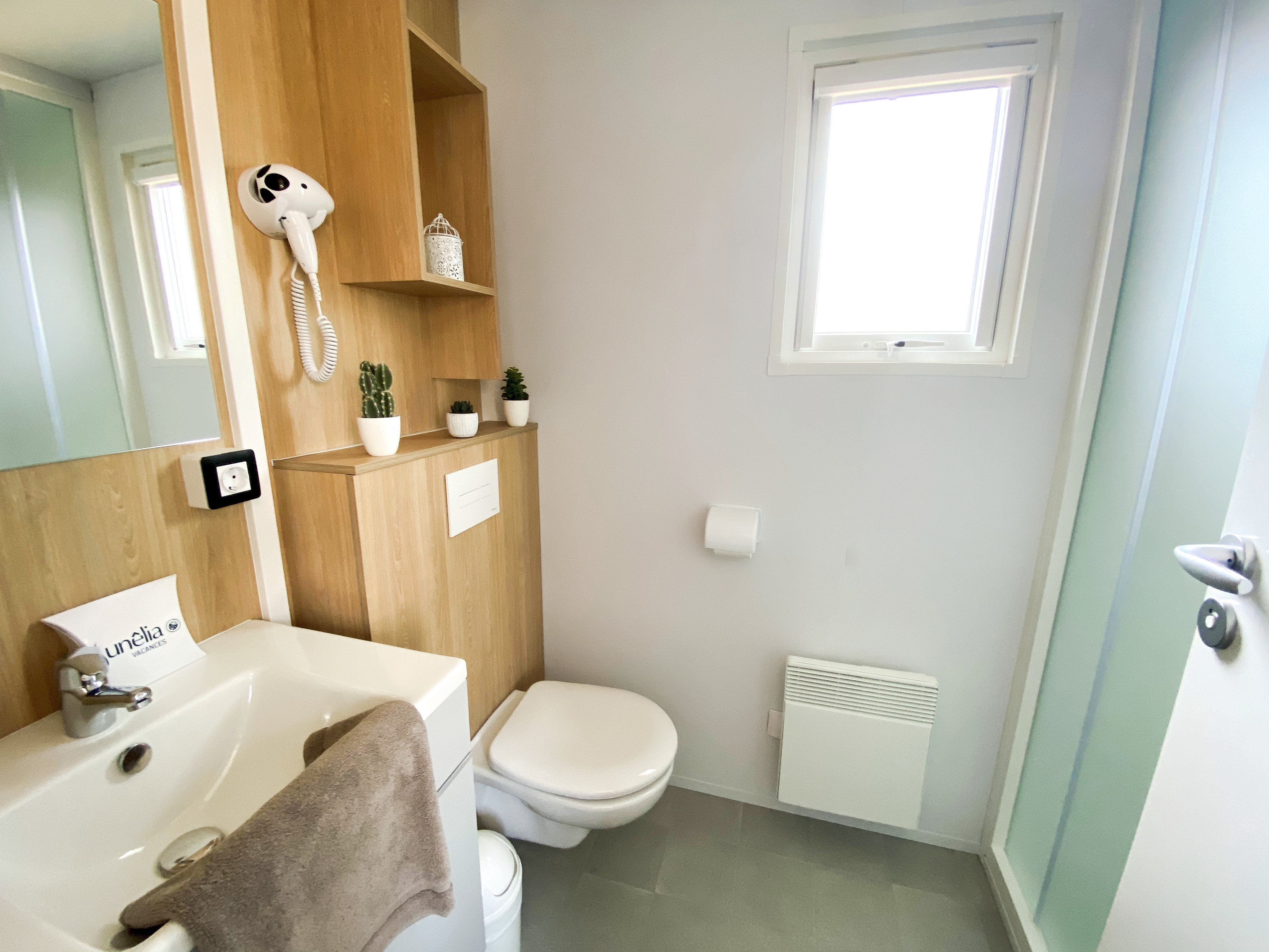 Bathroom | Sunêlia Luxury 6 people | Mobile home rental Ile de Ré