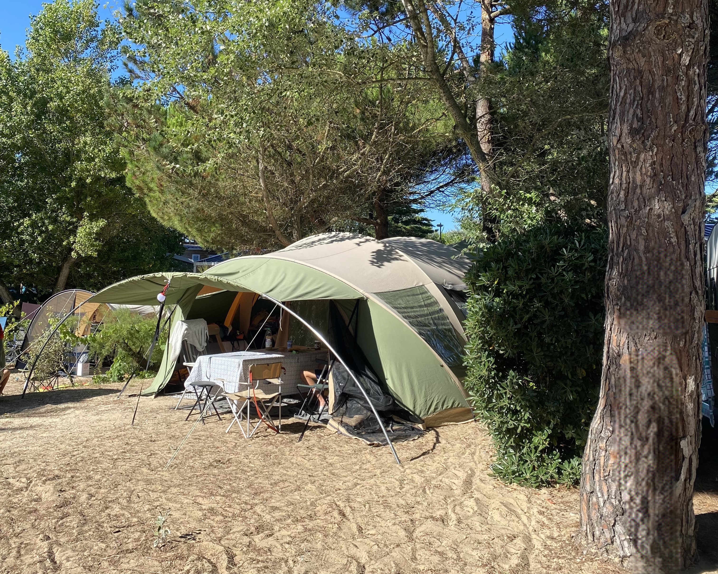 Residential pitch of 140m², ideal for a camping stay with your tent and your caravan