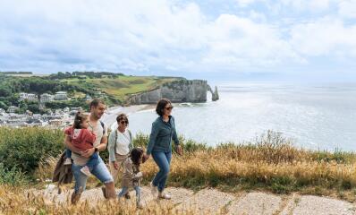 Hikers on a path overlooking the cliffs of Étretat