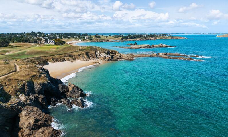 Littoral sauvage avec plage et horizon marin