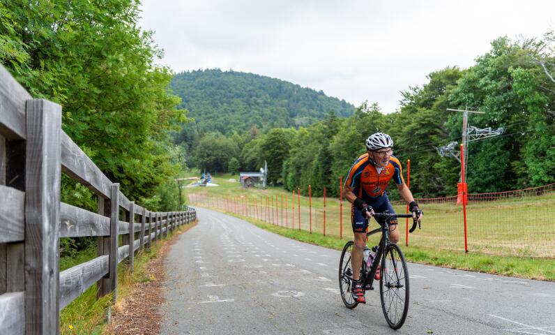 Ciclista en una carretera de montaña en los Vosgos