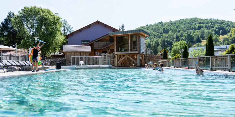 Piscina al aire libre en un camping de los Vosgos