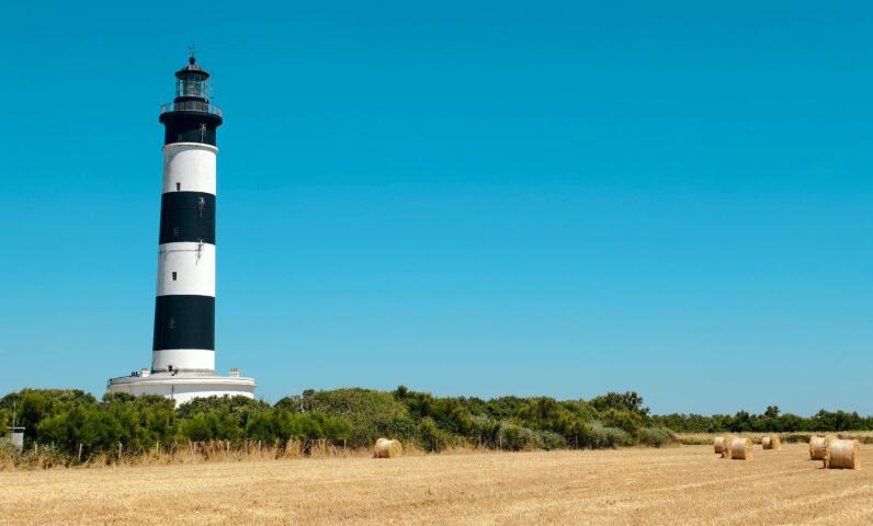 Faro de Chassiron en Saint-Denis-d'Oléron, reconocible por sus franjas negras