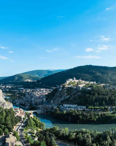Vista general de los alrededores del camping Volonne, rodeado de campiña provenzal