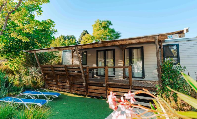 Casa móvil con terraza equipada en el camping