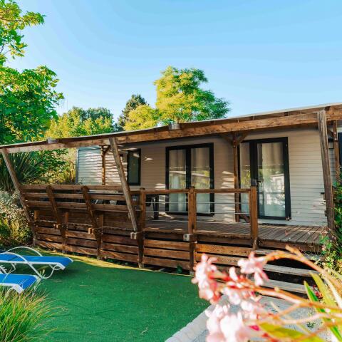 Casa móvil con terraza equipada en el camping