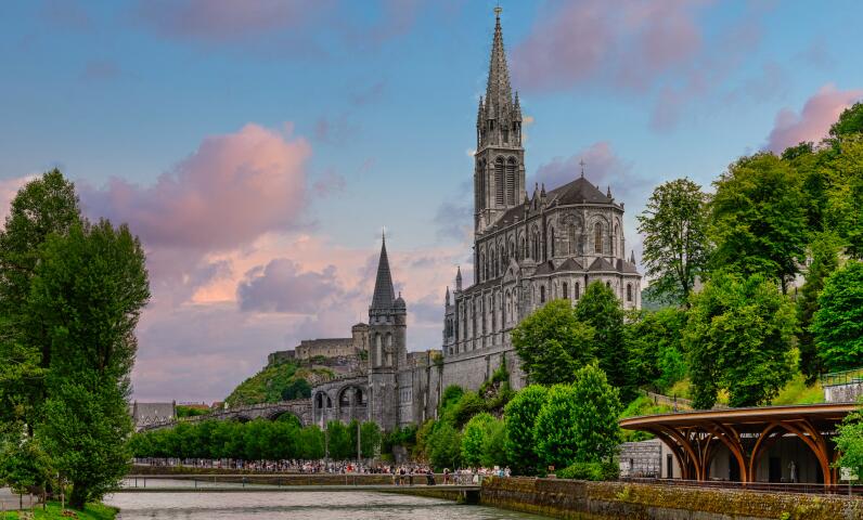 Vista de Lourdes y de un lugar emblemático