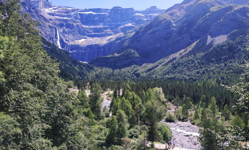 Vista de los Pirineos desde un entorno natural cerca de Lourdes