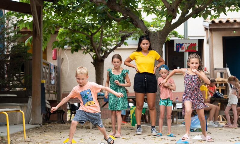 Niños que participan en una actividad recreativa supervisada en el camping