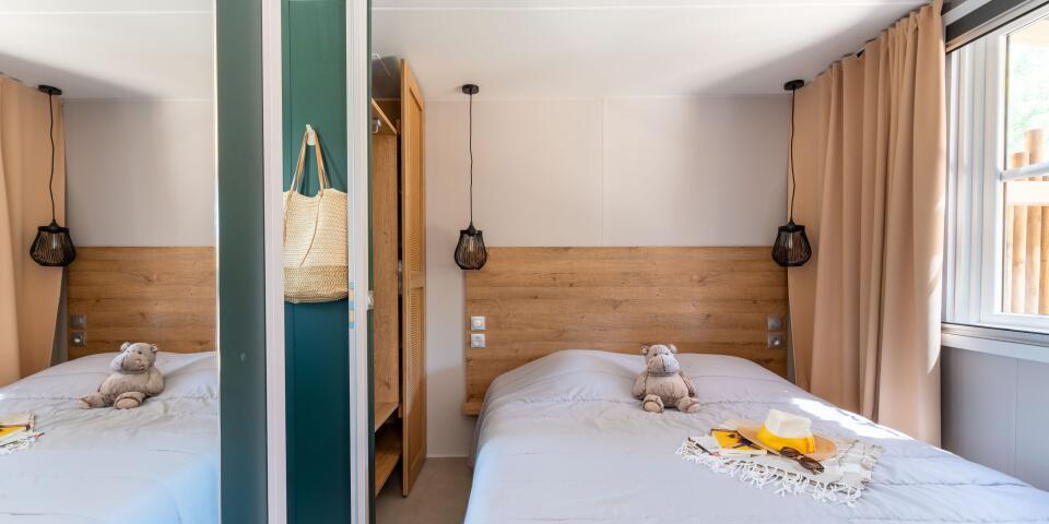 Habitación con cama doble en alojamiento de vacaciones en Grau-du-Roi