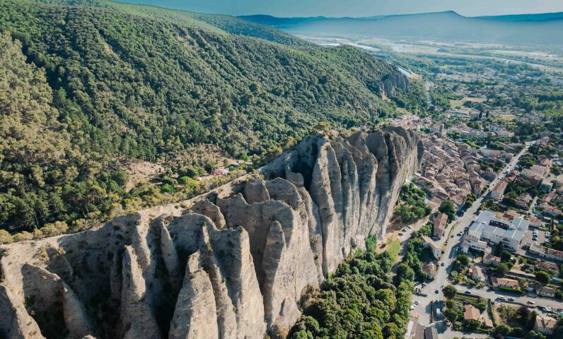 Vista aérea del paisaje natural de los alrededores de Volonne, en Provenza.