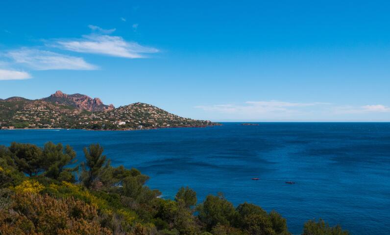 Vista panorámica del mar Mediterráneo cerca del camping
