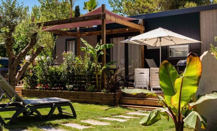 Casa móvil con terraza en un camping de alta gama