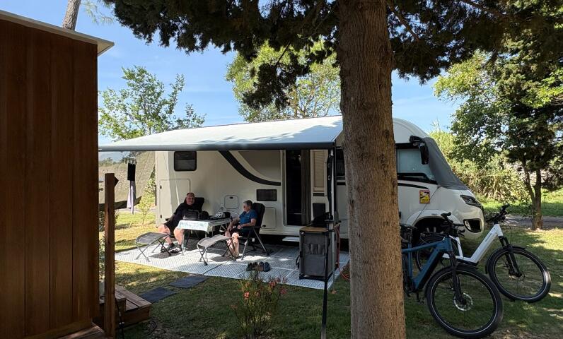 Parcela de camping para autocaravanas frente a los aseos individuales