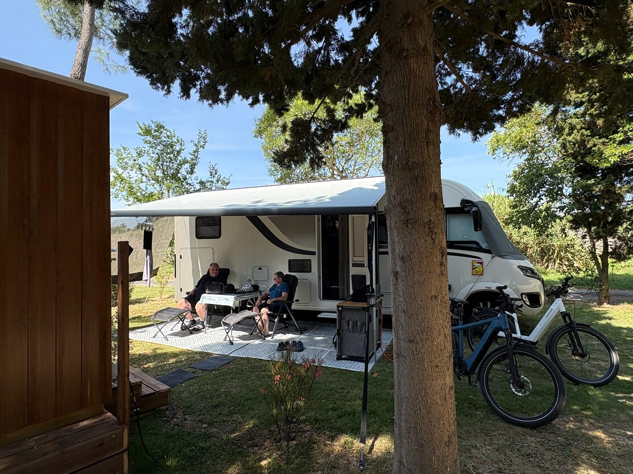 Parcela de camping para autocaravanas frente a los aseos individuales