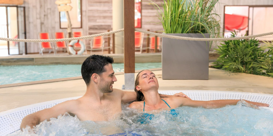 holiday-green-autour-de-l-eau-piscine-interieure-1.jpg