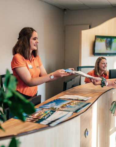 offre-emploi-receptionniste.jpg