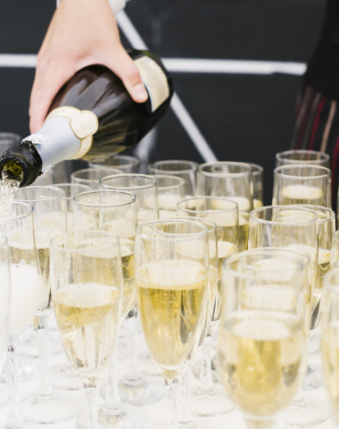 serveur-remplissant-verres-champagne.jpg