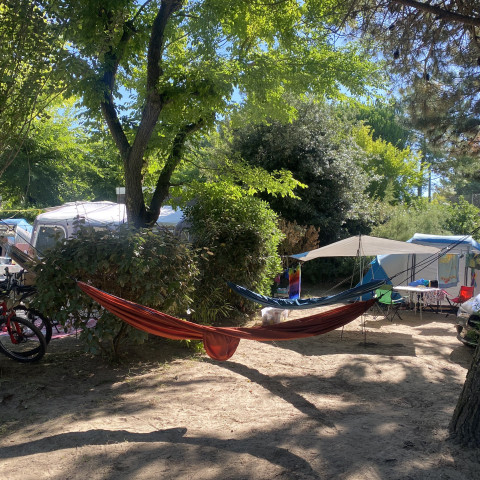 Emplacement grand espace pour tente et caravane au camping 5 étoiles Sunêlia Interlude