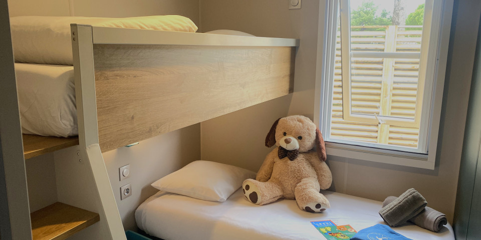 Chambre lits superposés, possibilité de mettre lit bébé | Sunêlia Luxe 6 personnes | Location mobil-home ile de Ré