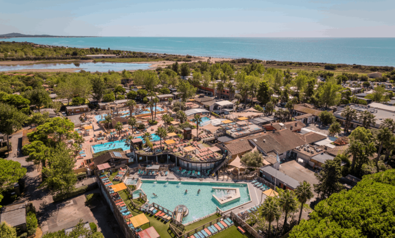 Piscine chauffée camping 5 étoiles Portiragnes Sunêlia