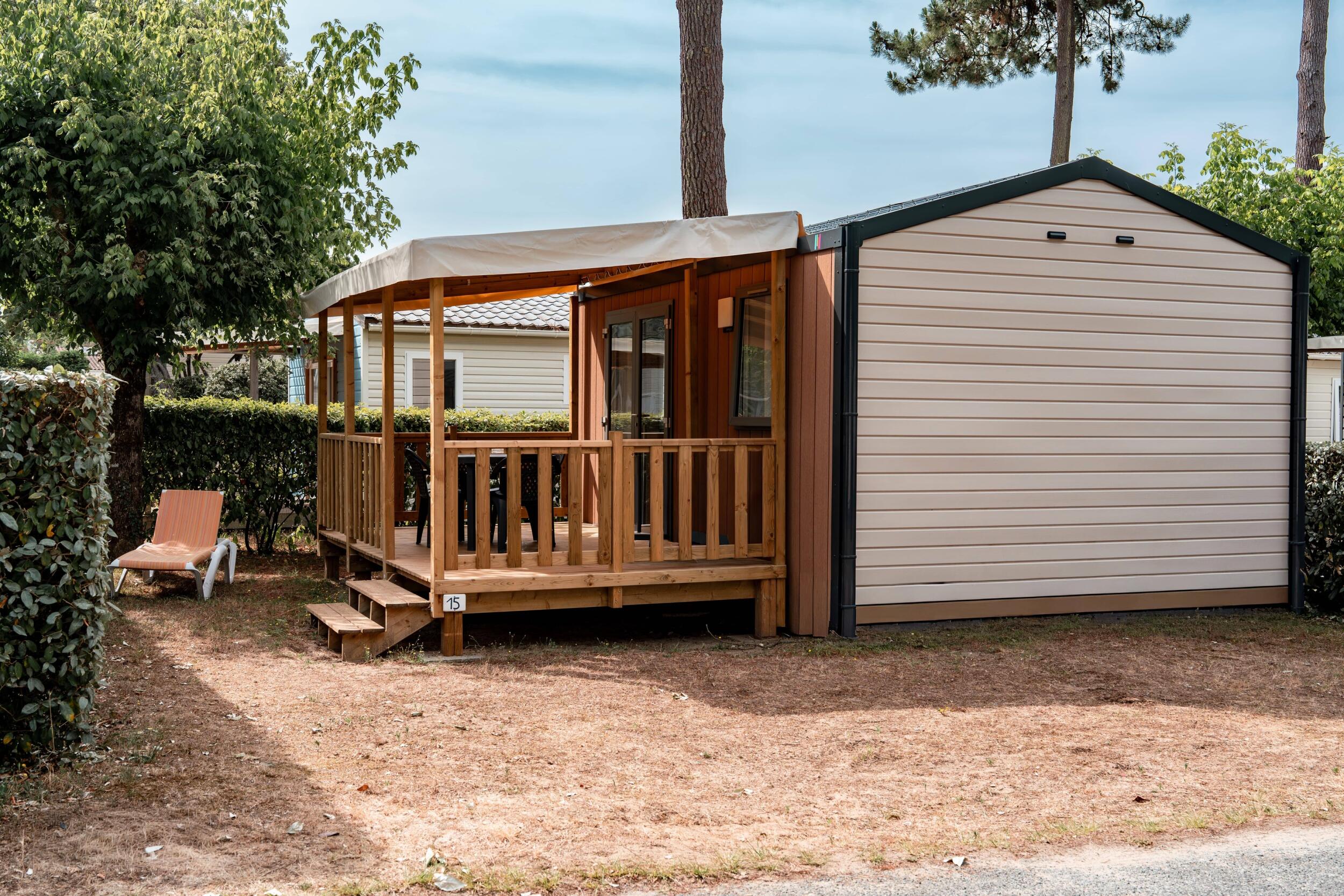 Mobil-home avec terrasse dans un camping sur l’île d’Oléron