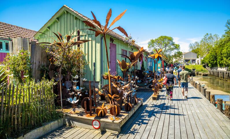 Cabanes ostréicoles colorées près du port